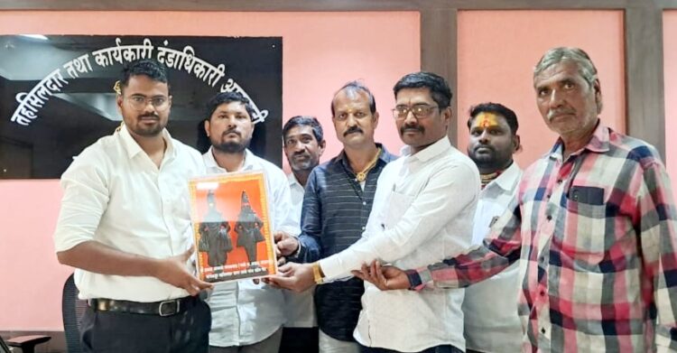 आटपाडीचे तहसीलदार सागर ढवळे यांच्या उत्कृष्ट कामगिरी बद्दल विठ्ठल- रुक्मिणीची मूर्ती देऊन सन्मान