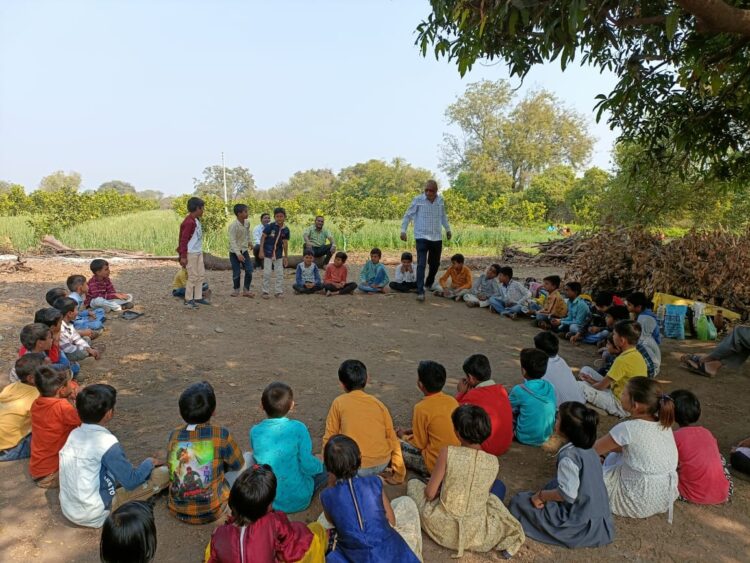 गावागावांत अंगत-पंगत होत आहे कालबाह्य……आता शाळा, कार्यालये, शेतांतच खाल्ला जातो एकत्रित डबा
