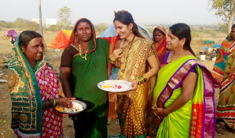 वेध फौंडेशनची संक्रात कृष्णा साखर कारखाना येथील ऊसतोड महिलासोबत…स्वातीताई मोराळे