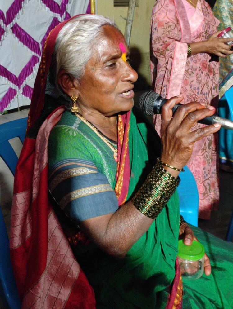 झरे महाविद्यालयाच्या शिबिरामध्ये ‘स्त्री लोकगीतांचा जागर’….सौ. केराबाई सरगर यांनी माता सावित्री, आहिल्याबाईंच्या जीवन कार्यावर आपल्या गीतांच्या माध्यमातून टाकला प्रकाश.