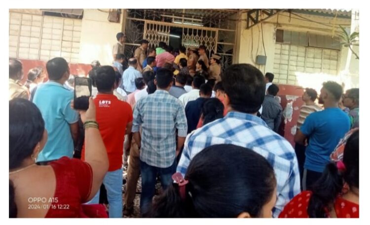फी भरली नाही म्हणून परीक्षेला बसू दिले नाही! ठाण्यातील लिटिल फ्लॉवर हायस्कुलचा मनमानी कारभार. .!