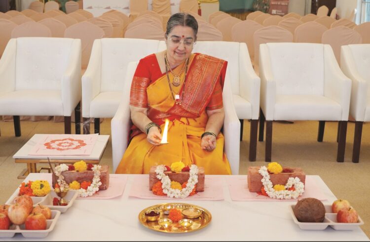 अबुधाबी येथील बी.ए.पी.एस्. मंदिर उद्घाटन सोहळ्याला सनातन संस्थेच्या संतांची वंदनीय उपस्थिती !