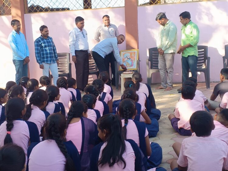 क्रांतिज्योती सावित्रीबाई फुले माध्यमिक विद्यालयात शिवजयंती साजरा