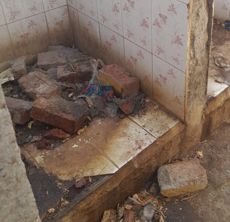 विभूतवाडीतील स्वच्छताग्रहाची दुरावस्था, दुर्गंधीमुळे नागरिकांना होतोय नाहक त्रास..