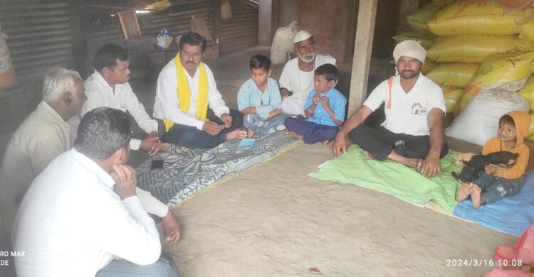 आत्महत्याग्रस्त शेतकरी कुटुंबीयांची सखाराम बोबडे पडेगावकर यांनी घेतली भेट,मुलांच्या मोफत इंग्रजी शिक्षणासाठी पाठपुराव्याचे आश्वासन