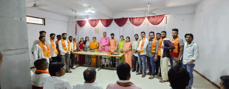 चाळीसगाव शहरात हॉटेल ब्रिज कॉर्नर येथे शिवसेनेची बैठक पार पडली