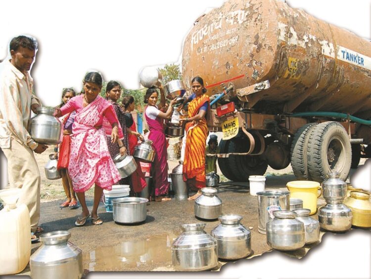 आटपाडी तालुक्यात उन्हाच्या झळा दुष्काळाच्या काळा सोसवेनात..चाऱ्या-पाण्या अभावी मुक्या जनावरांचां हंबरडा,चारा डेपो सुरू करापिण्याच्या पाण्यासाठी 8 टँकर 7 गावांना, 46 वाड्या वस्त्यांना 33 खेपा सुरू.,