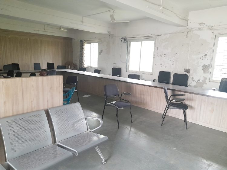 आटपाडी तालुका कृषी कार्यालयात कामगारांचा वनवा… असून तोटा तर नसून खोळंबा ….दीड तासाहून अधिक एकही अधिकारी उपलब्ध नसल्याने शेतकरी त्रस्त.