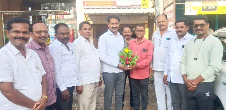 आटपाडीत दैनिक केसरी चे तालुका प्रतिनिधी सदाशिव पुकळे यांचा मान्यवरांच्या हस्ते सन्मान..