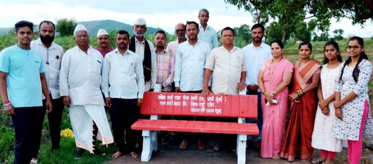 घबकवाडी येथे नवी मुंबई येथील ओम साईराम सेवाभावी ट्रस्ट च्या वतीने वृध्दांसाठी बसायची बाकडी लोकार्पण…..ट्रस्ट च्या अध्यक्षा सौ. निताताई खोत यांचा पूढाकार