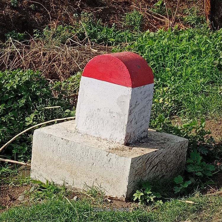 तऱ्हाडी ते अभाणपूर यांच्यामधील अंतर दाखविणारा महिन्याच्या दगड किलोमीटर च्या प्रतिक्षेत