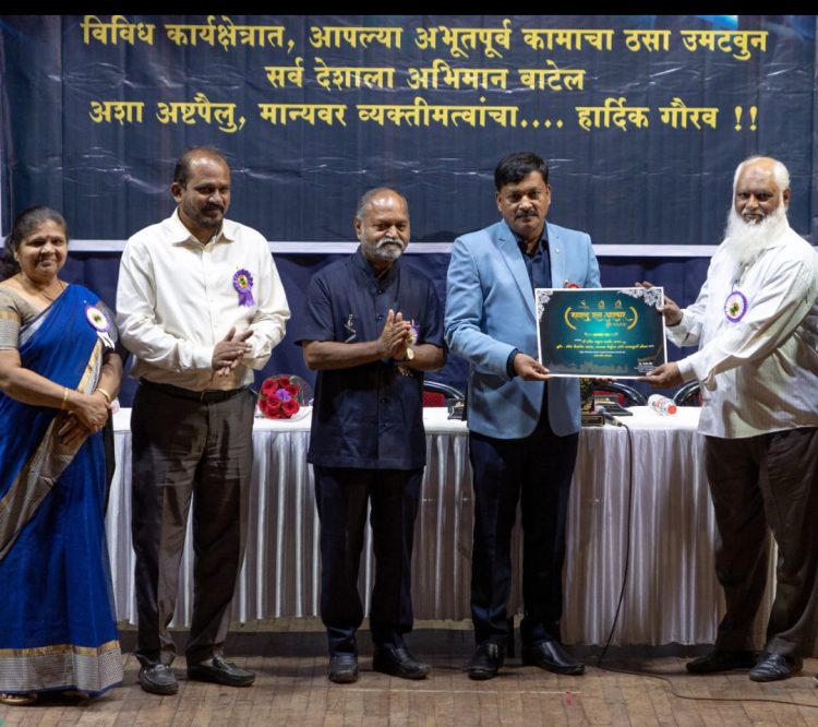 प्रवीण काकडे यांचे सामाजिक व शैक्षणिक क्षेत्रातील उल्लेखनीय कार्याबद्दल महाराष्ट्र रत्न पुरस्काराने सन्मानित