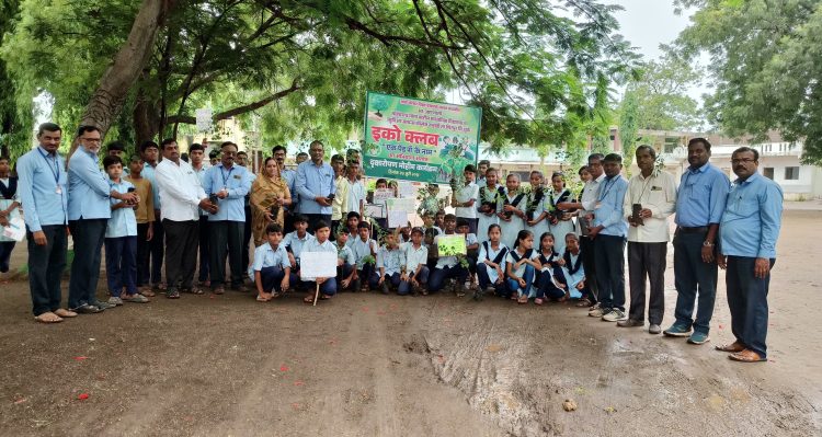 तऱ्हाडी विद्यालया तर्फे इको क्लब मार्फतएक पेड मां के नाम या उपक्रमाअंतर्गत शंभर वृक्ष लागवडप्रत्येकाने दरवर्षी एकतरी झाड लाऊन त्याचे संगोपण करावे- उपक्रम शिल शिक्षिका उज्ज्वला भामरे यांचे प्रतिपादन