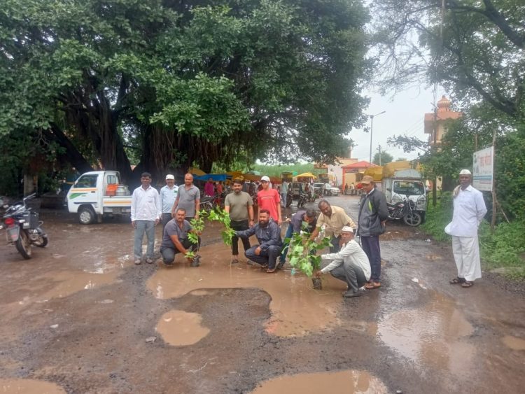 अमरापूर तोंडोली उपाळेमायणी रस्त्यावर खड्ड्यांचे साम्राज्य…तोंडोलीत बाजार पटांगणातील खड्ड्यात ग्रामस्थांनी केले वृक्षारोपण.