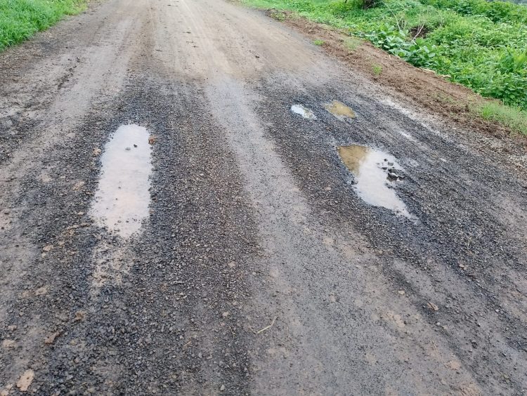 अभानपुर ते त-हाडी रस्त्याची एक महिन्यात चाळण …निकृष्ट कामाचा रस्ता ठरतोय उत्कृष्ट नमुना; नागरिकांमधून नाराजी