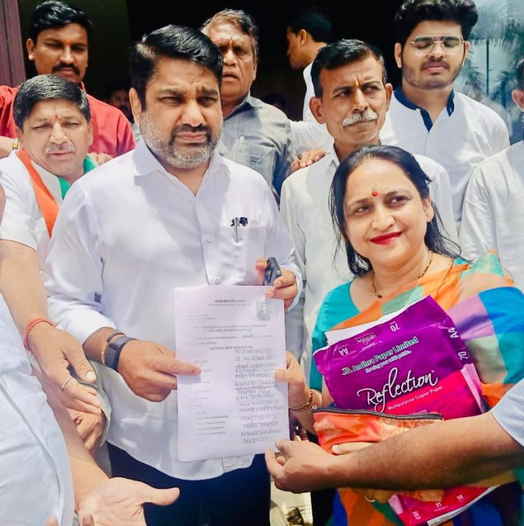 डॉ. ऐश्वर्री राठोड यांनी दिला इच्छुक उमेदवारीचा फॉर्म आमदार श्री. बंटी सतेज पाटील यांना