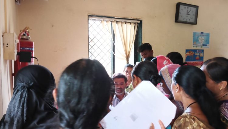 लाडक्या बहिणीचे पैसे आले कि नाही पाहाण्यासाठी बॅकेत तुफान गर्दीअधिकार कर्मचारी त्रस्त