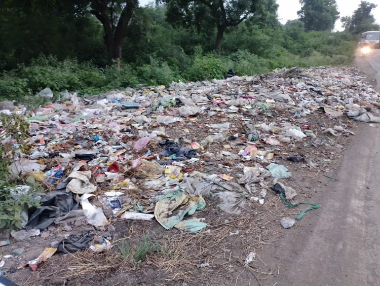 त-हाडी ग्रामपंचायतच्या वतीने भररस्तावरील केरकचर्‍याच्या दुर्गधीने येणार्‍याचे स्वागत