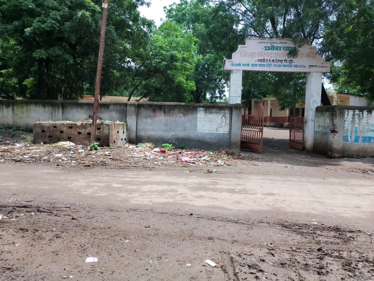 त-हाडी येथील जिल्हा परिषद मराठी शाळेसमोरील मुख्य रस्त्यावर कचऱ्यामुळे दुर्गंधी; शाळेतील विद्यार्थ्यांच्या आरोग्यास धोका : ग्रामपंचायत प्रशासनाचे दुर्लक्ष
