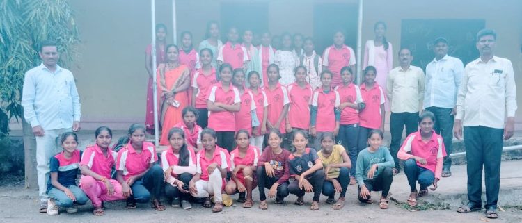 गळवेवाडीतील सिद्धनाथ विद्यालयाच्या मुलींचे कब्बडीमध्ये  घवघवीत यश