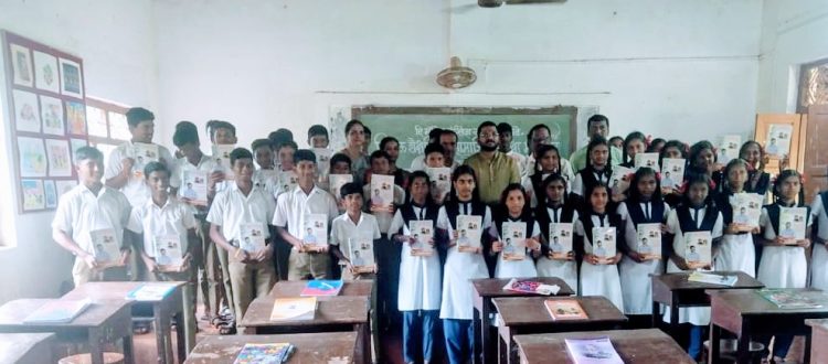 दि मॉडेल इंग्लिश स्कुल सैतवडे मध्ये मोफत वह्या वाटप