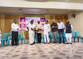 काष्ट शिल्पकार रमेश जावीर यांचा कोलदांडा काव्यसंग्रह ग्रंथरत्न पुरस्काराने सन्मानित …..