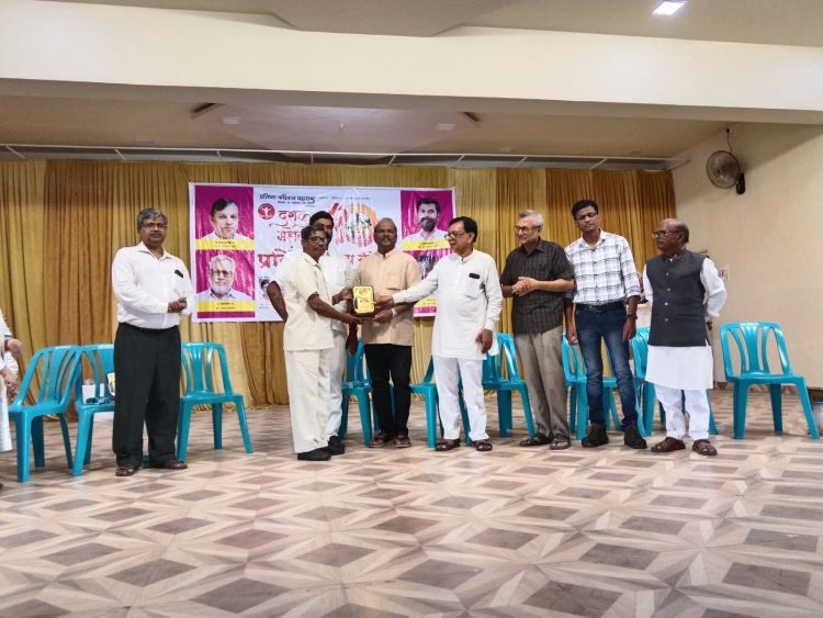 काष्ट शिल्पकार रमेश जावीर यांचा कोलदांडा काव्यसंग्रह ग्रंथरत्न पुरस्काराने सन्मानित …..