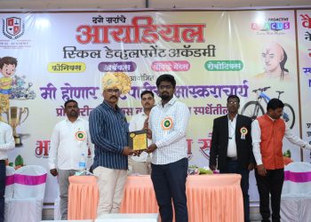 आटपाडीच्या शिरपेचात मानाचा तुरा! निर्भीड लेखणीचा सन्मान; सुधीर पाटील यांना ‘आदर्श पत्रकार पुरस्कार’ प्रदानIAS प्रवीण कोळपे यांच्या हस्ते गौरव; आयडियल अकॅडमीचा स्तुत्य उपक्रम