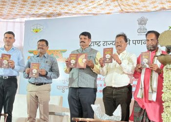 कृषी पणन मंडळामार्फत शहरात मिलेट व फळ महोत्सवास प्रारंभमहोत्सवात पांढरे जांभूळ, आंब्याच्या विविध १८ जाती व मिलेटचे १० विविध प्रकार