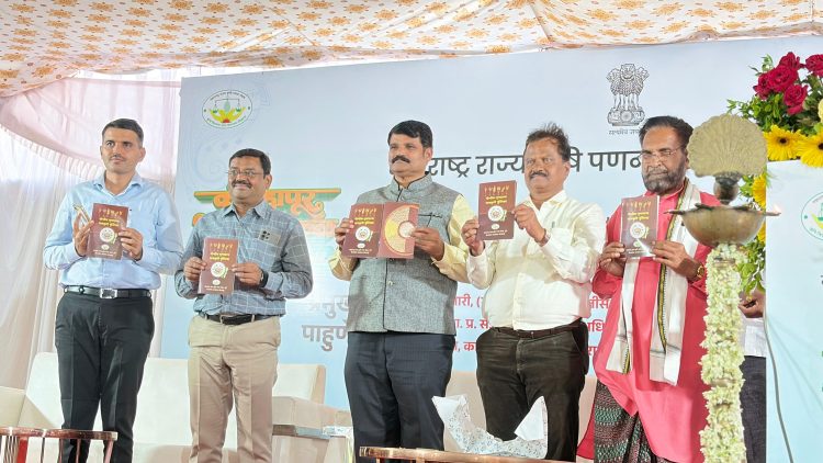 कृषी पणन मंडळामार्फत शहरात मिलेट व फळ महोत्सवास प्रारंभमहोत्सवात पांढरे जांभूळ, आंब्याच्या विविध १८ जाती व मिलेटचे १० विविध प्रकार