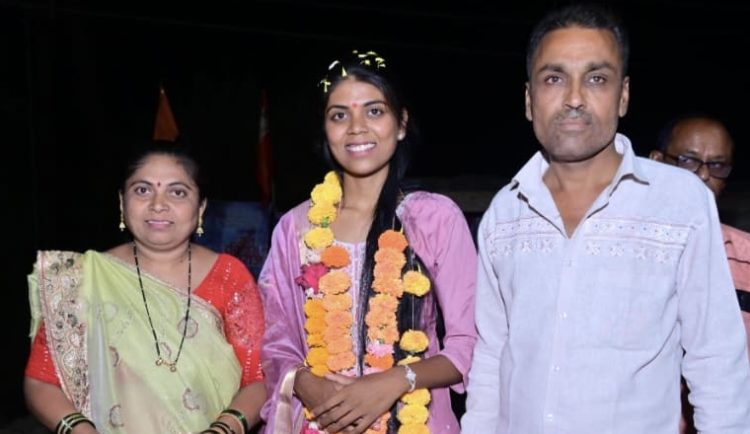 वाघडूची लेक कल्याणी कुमावत महाराष्ट्र पोलीस दलात दाखल, …..आई-वडिलांच्या कष्टाचे झाले सोनेवाघडू गावातील पहिली मुलगी पोलीस दलात