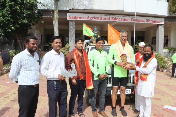 सदगुरू कृषि महाविद्यालयात नाशिक सायकलिस्ट असोसिएशन च्या सायकलवरून पंढरीच्या दिंडीचे उत्साहात स्वागत.
