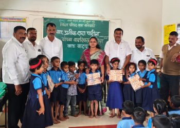 प्रतीक पाटील (दादा) यांच्या वाढदिवसानिमित्त मालेवाडी येथे खाऊ वाटप