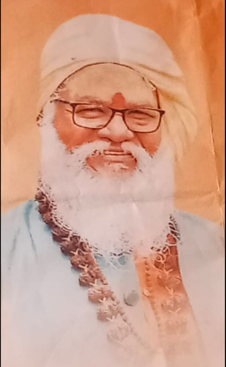 गुरुपौर्णिमा महोत्सवानिमित्ताने शालेय विद्यार्थ्यांना मोफत वह्या -पेन वाटप