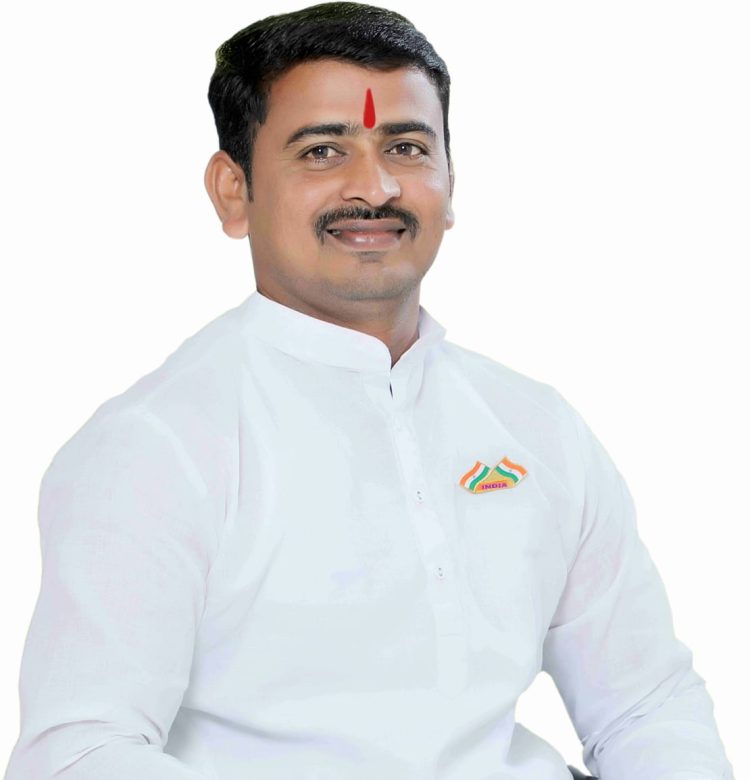 आटपाडी बाजार समितीत राष्ट्रसंत तुकडोजी महाराज शेतकरी भवनाला प्रशासकीय मंजुरी… आम्. सुहास बाबर व तालुक्याचे नेते तानाजीराव पाटील यांच्या प्रयत्नाला यश…… संतोष पुजारी.1 कोटी ६८ लाख ८२ हजारांचा अंदाजित खर्च; ५५६.१२ चौ.मी. आरसीसी बांधकाम, शेतकऱ्यांसाठी मुक्कामासह विविध सुविधा एकाच छताखाली