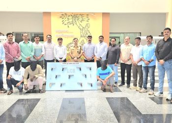आटपाडीत अवैध शस्त्रांचा मोठा साठा जप्त; रेकॉर्डवरील तिघे गुन्हेगार ताब्यात११ देशी पिस्तूल, २२ जिवंत काडतुसे व दोन स्पेअर मॅगझीन हस्तगत; तब्बल ७ लाख ६२ हजार २१० रुपयांचा मुद्देमाल जप्त