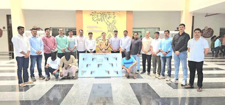 आटपाडीत अवैध शस्त्रांचा मोठा साठा जप्त; रेकॉर्डवरील तिघे गुन्हेगार ताब्यात११ देशी पिस्तूल, २२ जिवंत काडतुसे व दोन स्पेअर मॅगझीन हस्तगत; तब्बल ७ लाख ६२ हजार २१० रुपयांचा मुद्देमाल जप्त