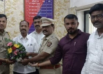 दहिवडी पोलीसांचा कायदा सुव्यवस्थेवर कडक वाॅच! नव्या अधिकाऱ्याच्या नेतृत्वाखाली बंदोबस्त व कायद्याची अंमलबजावणी अधिक प्रभावी, आप्पा नाना फाउंडेशन तर्फे पुष्पगुच्छ देऊन सत्कार