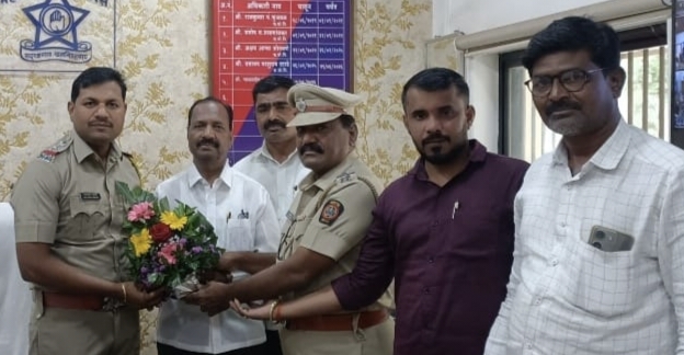 दहिवडी पोलीसांचा कायदा सुव्यवस्थेवर कडक वाॅच! नव्या अधिकाऱ्याच्या नेतृत्वाखाली बंदोबस्त व कायद्याची अंमलबजावणी अधिक प्रभावी, आप्पा नाना फाउंडेशन तर्फे पुष्पगुच्छ देऊन सत्कार