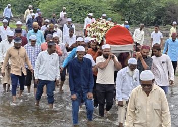 अंत्यसंस्कारासाठी वाहत्या नदीतून जीवघेणा प्रवासखडकी बु. येथील हिंदू-मुस्लिम समाजाची व्यथा पुलाची मागणी वर्षानुवर्षे कागदावरच